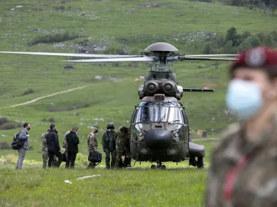 - taktična vaja z bojnim streljanjem in prikaz zdruenega bojevanja rodov s strani slovenskih in zaveznikih vojakih enot<br> <br>- 20.05.2021 - Osrednje vadiče Slovenske vojske (SV) Postojna Poček - Slovenska vojska  mednarodna vojaka vaja Defender Europe 2021,<br> <br>//FOTO. Matja Rut