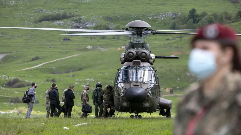 - taktična vaja z bojnim streljanjem in prikaz zdruenega bojevanja rodov s strani slovenskih in zaveznikih vojakih enot<br> <br>- 20.05.2021 - Osrednje vadiče Slovenske vojske (SV) Postojna Poček - Slovenska vojska  mednarodna vojaka vaja Defender Europe 2021,<br> <br>//FOTO. Matja Rut