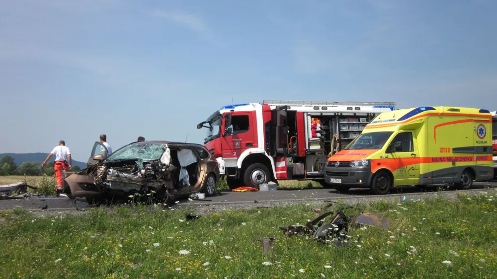 Četrtega julija 2015 je Samo Tadin z dan prej najetim, čisto novim oplom namenoma silovito trčil v starejšo policijsko škodo. Umrl je 33-letni policist.
Foto: Gasilska brigada Ljubljana Q