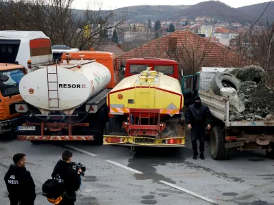 Kosovski Srbi so zjutraj začeli odstranjevati cestne blokade, ki so jih postavili po aretaciji policista Dejana Pantića. 