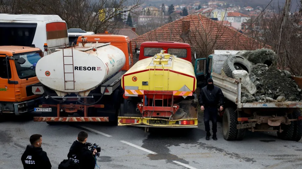 Kosovski Srbi so zjutraj začeli odstranjevati cestne blokade, ki so jih postavili po aretaciji policista Dejana Pantića. 