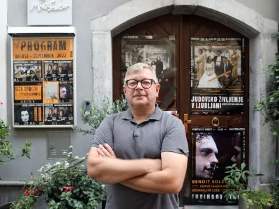 - 29.08.2022 - Robert Waltl, direktor JSS - Judovski kulturni center Ljubljana, scenarist ulične predstave Judovsko življenje v Ljubljani//FOTO: Tomaž Skale