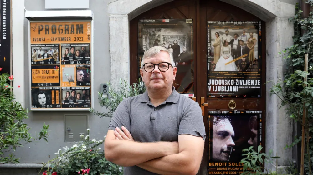 - 29.08.2022 - Robert Waltl, direktor JSS - Judovski kulturni center Ljubljana, scenarist ulične predstave Judovsko življenje v Ljubljani//FOTO: Tomaž Skale