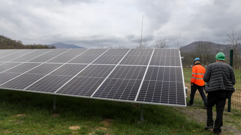 - 08.04.2022 – Holding Slovenske elektrarne HSE Sonce – Sončna elektrarna Prapretno pri Hrastniku, otvoritev največje sončne elektrarne v Sloveniji //FOTO: Luka Cjuha