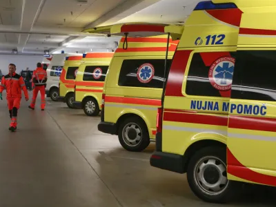 ﻿simbolična fotografija - nujna medicinska pomoč - reševalno vozilo - rešilec<br><br><br>- 25.09.2018 - Kirurška klinika UKC Ljubljana - Urgentni kirurški blok - urgenca - reanimacijski prostor – ogled simulacije na mestu dejanskega sprejema politravmnatiziranega poškodovanca //FOTO: Luka Cjuha.