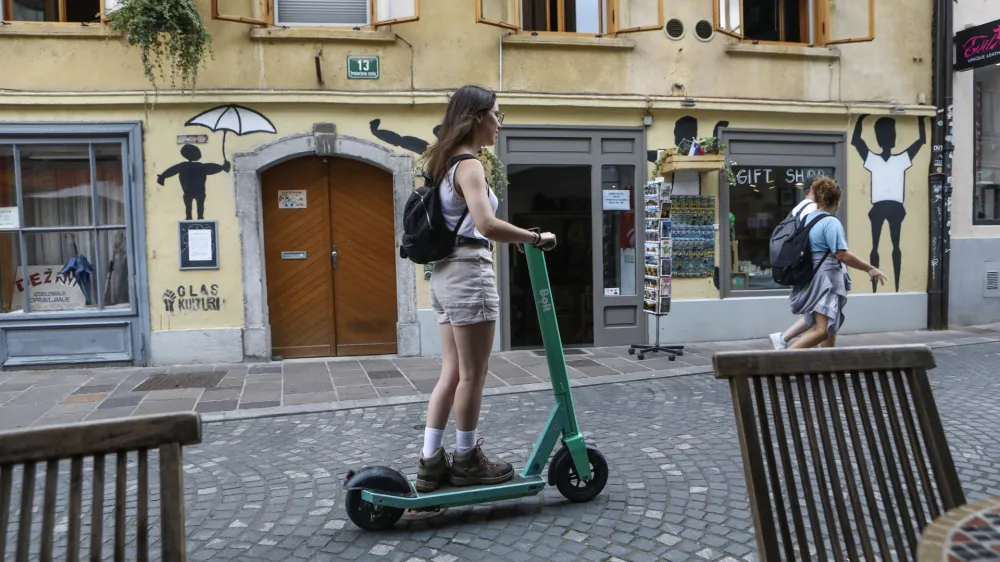 - 31.08.2022 – Električni skiroji podjetja Bolt v Ljubljani – omejitev hitrosti izposojenih e-skirojev v peš coni na pet kilometrov na uro.  //FOTO: Luka Cjuha