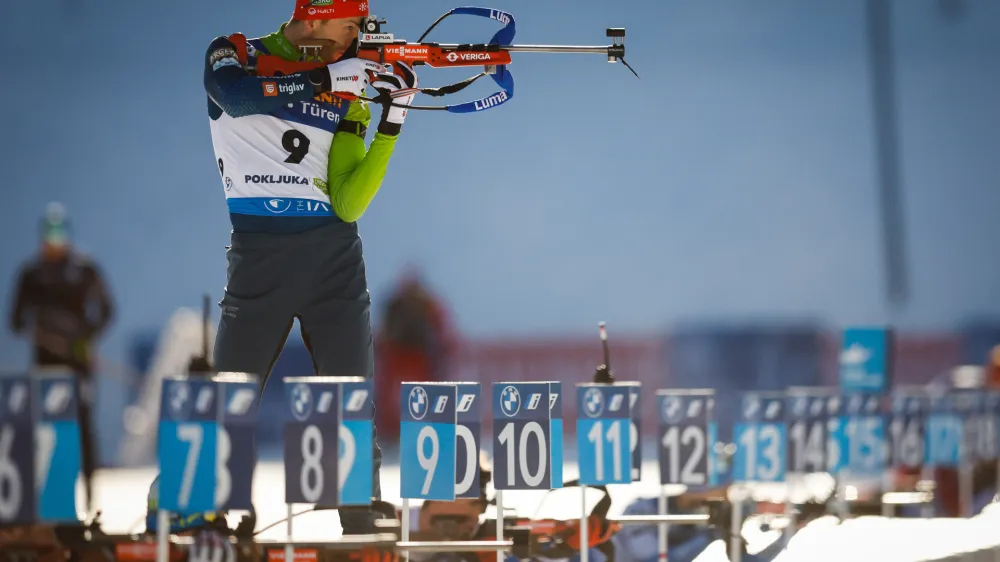 Slovenski biatlonec Jakov Fak je ob enem zgrešenem strelu na Pokljuki zasedel 12. mesto. Foto: STA