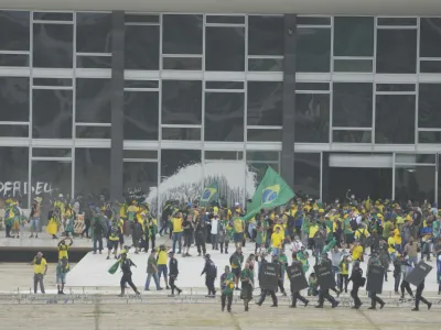 Protesters, supporters of Brazil's former President Jair Bolsonaro, storm the Supreme Court building in Brasilia, Brazil, Sunday, Jan. 8, 2023. The protesters who refuse to accept Bolsonaro´s election defeat stormed Congress, the Supreme Court and presidential palace in the capital, a week after the inauguration of his rival, President Luiz Inacio Lula da Silva. (AP Photo/Eraldo Peres)