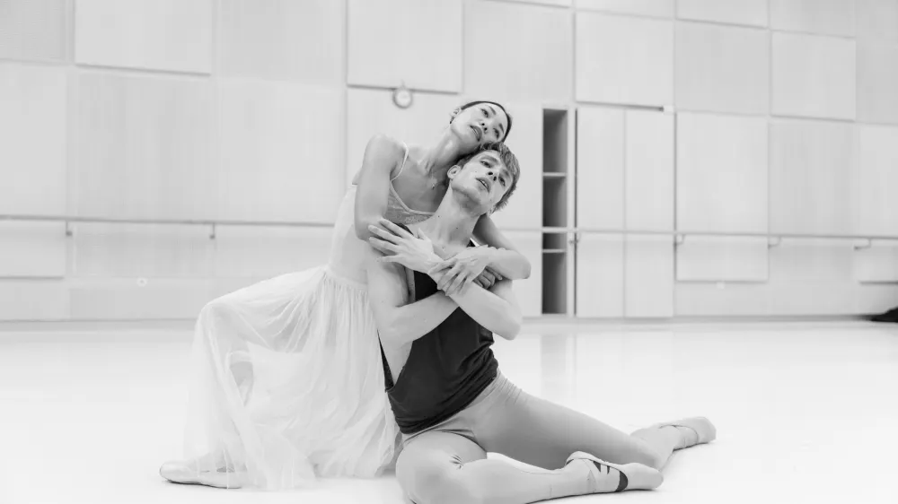 Balerina Marin Ino in plesalec Filippo Jorio med vajo v ljubljanski operno-baletni hiši.