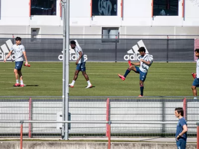 ﻿06 April 2020, Bavaria, Munich: (L-R) FC Bayern Munich's Robert Lewandowski, Alphonso Davies, Kingsley Coman and Joshua Zirkzee practice during a training session at the FC Bayern training ground. Bayern are to train in four groups on several pitches, and players will shower and eat at home, amid the Coronavirus outbreak. Photo: Matthias Balk/dpa - IMPORTANT NOTE: In accordance with the regulations of the DFL Deutsche FuĂźball Liga and the DFB Deutscher FuĂźball-Bund, it is prohibited to exploit or have exploited in the stadium and/or from the game taken photographs in the form of sequence images and/or video-like photo series.