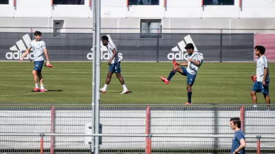 ﻿06 April 2020, Bavaria, Munich: (L-R) FC Bayern Munich's Robert Lewandowski, Alphonso Davies, Kingsley Coman and Joshua Zirkzee practice during a training session at the FC Bayern training ground. Bayern are to train in four groups on several pitches, and players will shower and eat at home, amid the Coronavirus outbreak. Photo: Matthias Balk/dpa - IMPORTANT NOTE: In accordance with the regulations of the DFL Deutsche FuĂźball Liga and the DFB Deutscher FuĂźball-Bund, it is prohibited to exploit or have exploited in the stadium and/or from the game taken photographs in the form of sequence images and/or video-like photo series.