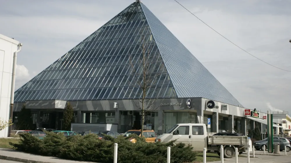 Urbanistična zasnova v izhodiščih za spremembo prostorskega akta predlaga spremembo namenske rabe iz gospodarske v centralne dejavnosti tudi na področju »piramide«. Foto: Arhiv Dnevnika