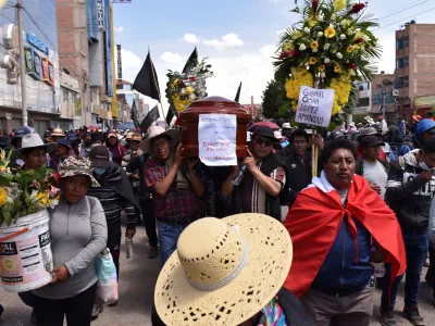 People walk while carrying the coffin of a man, who died in violent clashes earlier this week, ignited by the ouster of leftist President Pedro Castillo, in Juliaca, Peru January 11, 2023. REUTERS/Pedro Anza NO RESALES. NO ARCHIVES