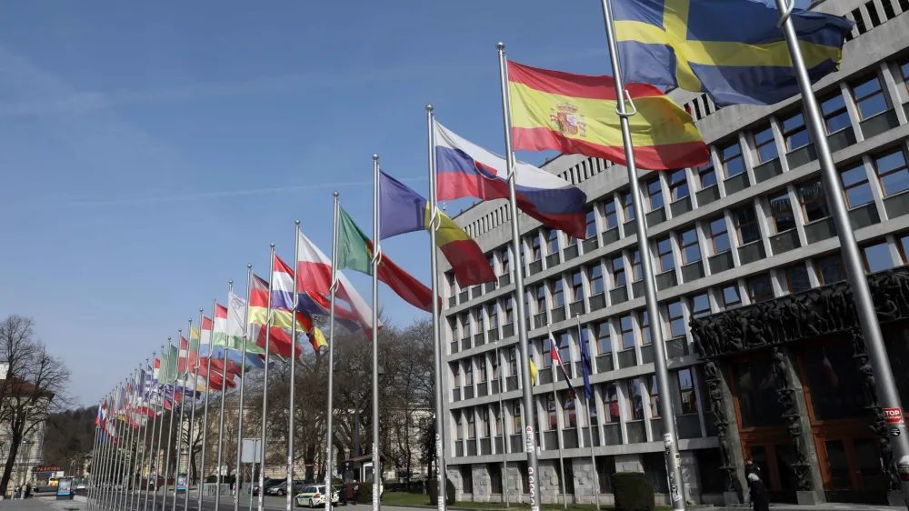 - 29.03.2022 - Trg republike – Parlament - 29 stebrov za izobešanje zastav – drogovi za evropske zastave držav članic postavljeni za čas predsedovanja Svetu EU – //FOTO: Tomaž Skale