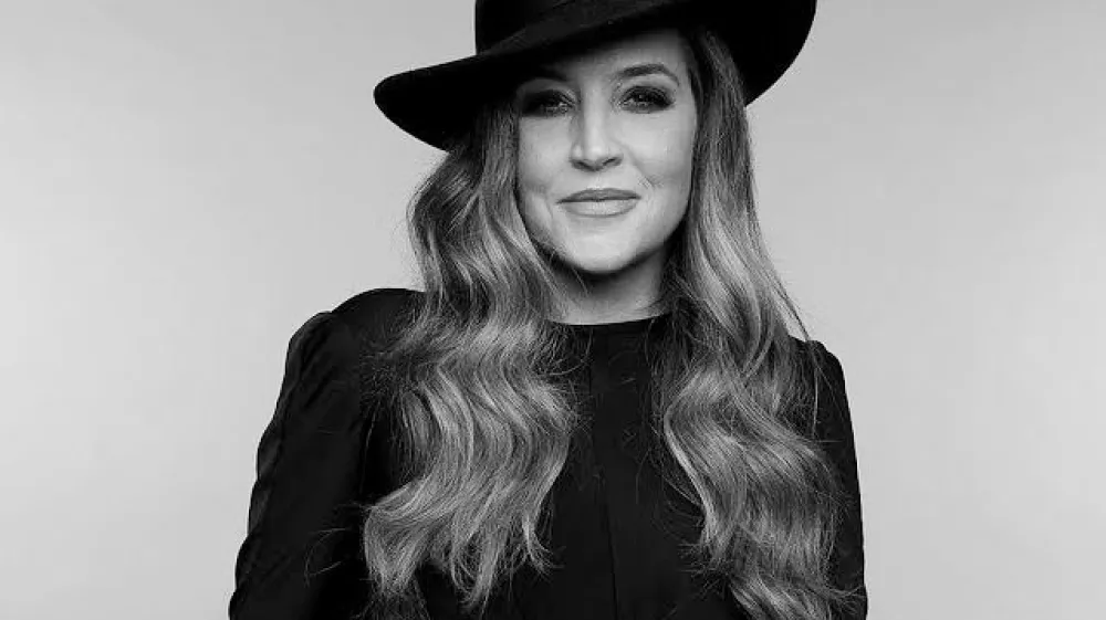 ZDA, Los Angeles.<br>V Los Angelesu je za posledicami srcne kapi umrla hcerka legendarnega pokojnega ameriskega glasbenika Elvisa Presleyja, 54-letna Lisa Marie Presley.<br>Foto: Twitter