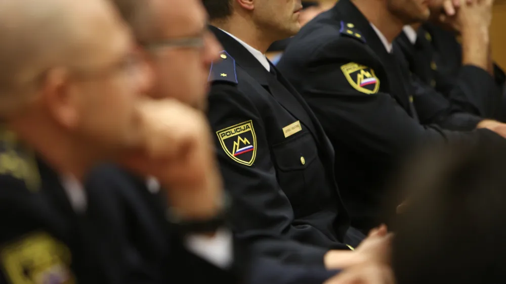 Sodišča pričanjem policistov praviloma verjamejo, saj kot uradne osebe uživajo zaupanje. Posamezniki to zaupanje včasih tudi zlorabijo.