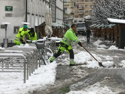 - kidanje - ljubljanska tržnica- 16.01.2023 – Obilno sneženje v Ljubljani – sneg povzročil težave v prometu - //FOTO: Luka Cjuha