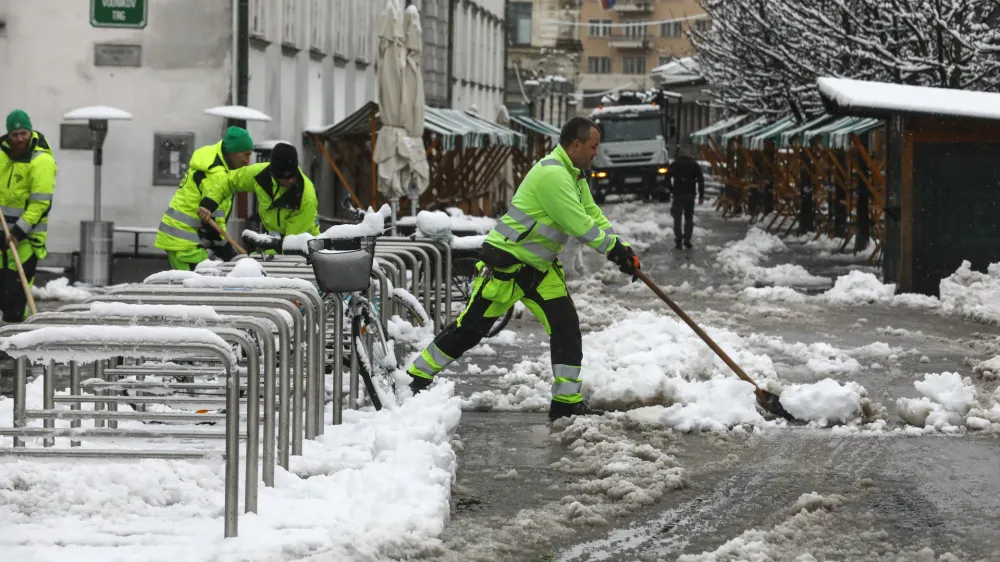 - kidanje - ljubljanska tržnica- 16.01.2023 – Obilno sneženje v Ljubljani – sneg povzročil težave v prometu - //FOTO: Luka Cjuha