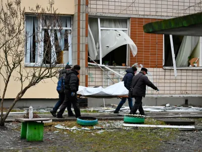 Moški pregleduje ostanke helikopterja, v katerem je bilo vodstvo notranjega ministrstva. 