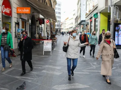 Čopova ulica. Noenje začitnih mask,- 16.10.2020. - Ljubljana v rdeči regiji - Koronavirus COVID-19 - stroji ukrepi za zajezitev novega koronavirusa - obvezna uporaba začitne maske na odprtih javnih krajih v rdečih regijah - FOTO: Bojan Velikonja