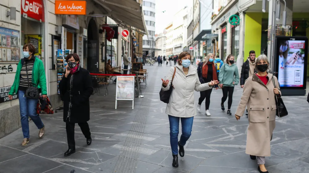 Čopova ulica. Noenje začitnih mask,- 16.10.2020. - Ljubljana v rdeči regiji - Koronavirus COVID-19 - stroji ukrepi za zajezitev novega koronavirusa - obvezna uporaba začitne maske na odprtih javnih krajih v rdečih regijah - FOTO: Bojan Velikonja