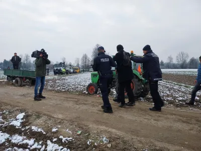 upor kmetov na Ježici proti gradnji kanala C0 - policisti prisilno odvedli Aleš Mrzela