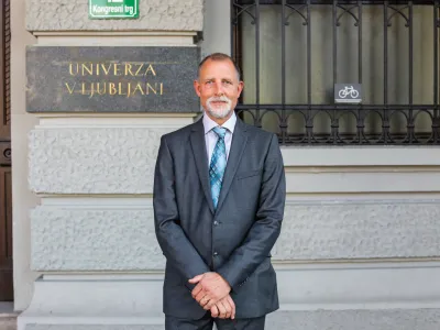 -Novi rektor profesor na veterinarski fakulteti dr.Gregor Majdič21.04.2021. - izjavi za medije pred rektoratom univerze na Kongresnem trgu 12, po drugem krogu volitev za Rektorja Univerze v Ljubljani.//FOTO: Bojan Velikonja