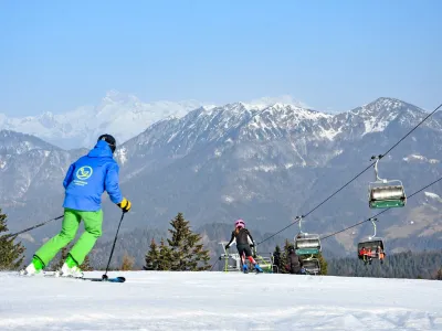 S smučarskih prog e odpirajo veličastni pogledi na Julijske Alpe. F Smučišče Cerkno