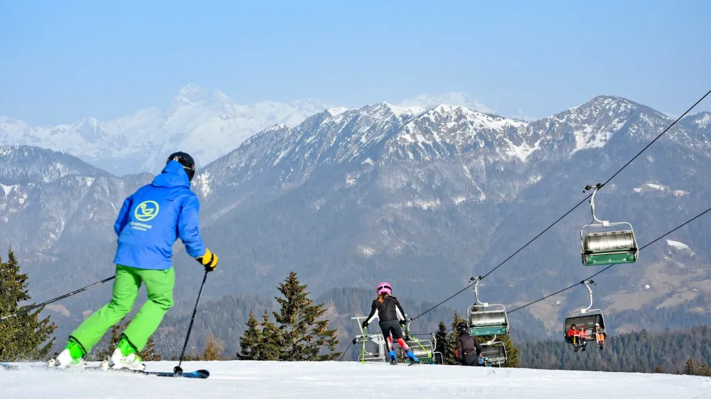 S smučarskih prog e odpirajo veličastni pogledi na Julijske Alpe. F Smučišče Cerkno