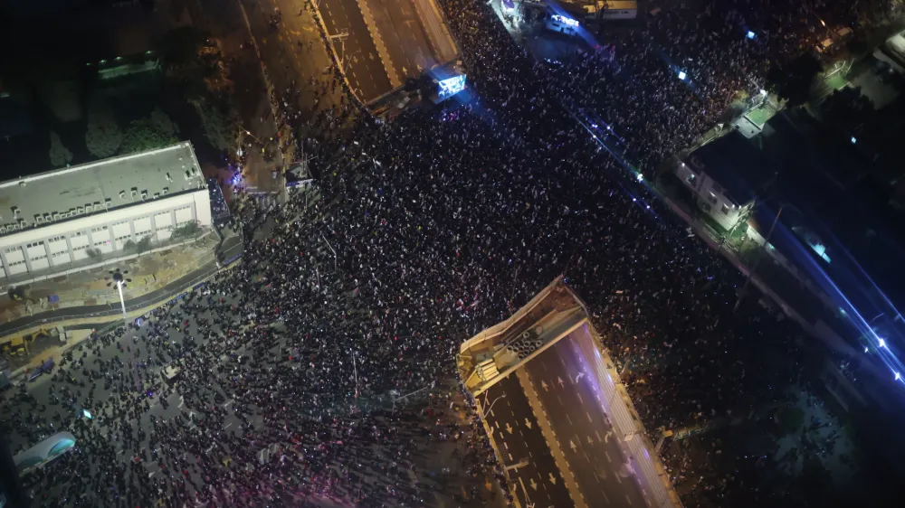 21 January 2023, Israel, Tel Aviv: People take part in a demonstration against the new government in Tel Aviv. Photo: Ilia Yefimovich/dpa