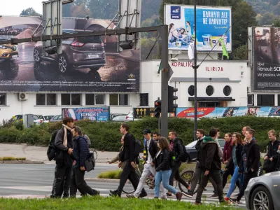 ﻿- 03.10.2017 - Kopališče ILIRIJA v Ljubljani – reklamni panoji na pročelju spomeniško zaščitene stavbe - oglaševanje - <br><br><br>/FOTO: Matjaž Rušt