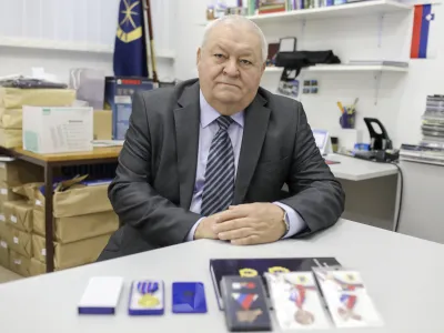 dr. Tomaž Čas, predsednik združenja ZPVD Sever<br><br>- spominsko odlikovanje veteranov vojne za Slovenijo – medalja za vojne veterane ob 30. obletnici samostojnosti<br> <br>- 11.10.2022 – Zveza policijskih veteranskih društev ZVPD Sever, Štefanova ulica 2 v Ljubljani<br> <br>//FOTO: Jaka Gasar