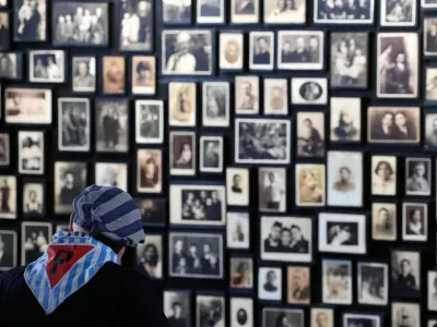 A Holocaust survivor takes part in the 78th anniversary of liberation of Nazi German Auschwitz-Birkenau death camp in Oswiecim, Poland January 27, 2023. Jakub Porzycki/Agencja Wyborcza.pl via REUTERS ATTENTION EDITORS - THIS IMAGE WAS PROVIDED BY A THIRD PARTY. POLAND OUT. NO COMMERCIAL OR EDITORIAL SALES IN POLAND.     TPX IMAGES OF THE DAY