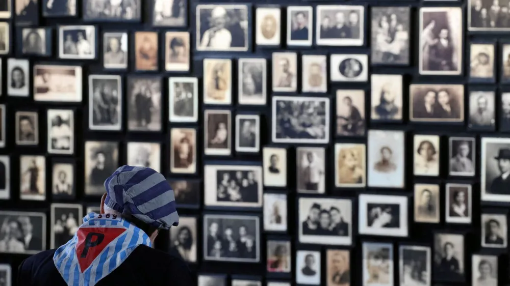 A Holocaust survivor takes part in the 78th anniversary of liberation of Nazi German Auschwitz-Birkenau death camp in Oswiecim, Poland January 27, 2023. Jakub Porzycki/Agencja Wyborcza.pl via REUTERS ATTENTION EDITORS - THIS IMAGE WAS PROVIDED BY A THIRD PARTY. POLAND OUT. NO COMMERCIAL OR EDITORIAL SALES IN POLAND.     TPX IMAGES OF THE DAY