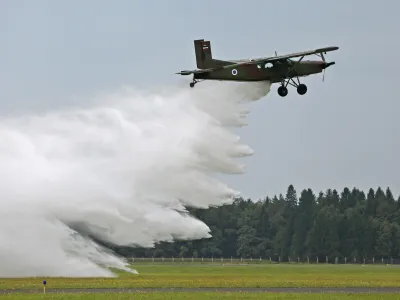 ﻿- prikaz gašenje požara - večnamensko transportno vojaško letalo Pilatus PC-6- 10.08.2017 – Letalska baza Brnik - Slovenska vojska (SV) - dežurna helikopterska posadka za potrebe reševanja v gorah in za izvajanje medbolnišničnih prevozov,//FOTO: Bojan Velikonja