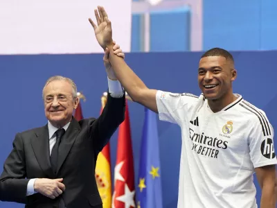 Real Madrid President Florentino Perez presents Kylian Mbappe, of France, to fans as a new Real Madrid player at the Santiago Bernabeu stadium in Madrid, Tuesday, July 16, 2024. (AP Photo/Andrea Comas)