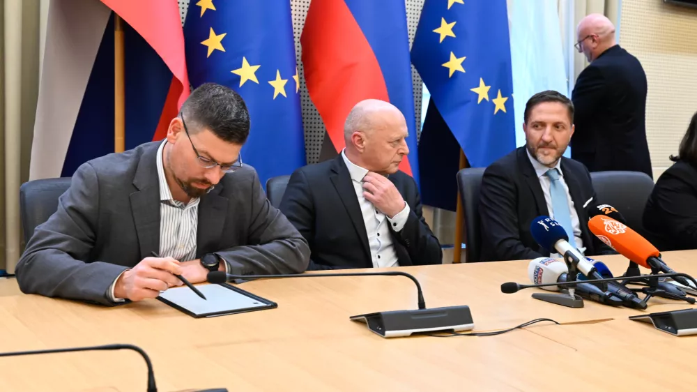 minister za javno upravo mag. Franc Props minister za finance Klemen Boštjančič vodja pogajalske skupine dela sindikatov javnega sektorja Jakob Počivavšek,   - 10.01.2024 - podpis dogovora med vlado in sindikati javnega sektorja o delni uskladitvi plač z inflacijo in aneksov h kolektivnim pogodbam za javni sektor in za negospodarske dejavnosti;   //FOTONik Erik Neubauer