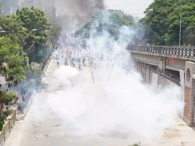 Študenti, ki od začetka meseca v Bangladešu skoraj vsakodnevno protestirajo proti sistemu kvot v javnem sektorju, so po navedbah oblasti danes podtaknili požar na sedežu državne televizije v prestolnici Daka.