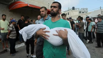 A Palestinian man carries the body of a loved one killed in Israeli strikes, amid the Israel-Hamas conflict, outside Al-Aqsa Martyrs Hospital in Deir Al-Balah in the central Gaza Strip, July 16, 2024. REUTERS/Ramadan Abed