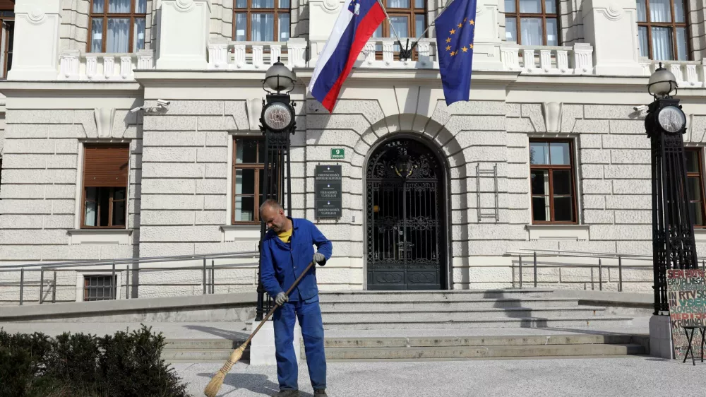 - simbolična fotografija – čiščenje – pometanje – sodstvo – sodni postopki - pravosodje - pravo - - 12.10.2022 - Vrhovno sodišče Ljubljana, Tavčarjeva 9 -//FOTO: Tomaž Skale