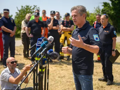 Skrbina.Predsednik vlade Robert Golob se je v funkciji ministra za obrambo seznanil z razmerami na prizoriscu pozara na Krasu.