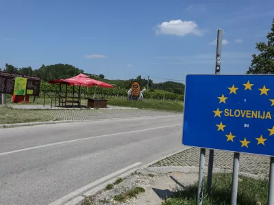 ﻿- 19.07.2017 – prazne stojnice za prodajo breskev - Goriška Brda - obiranja sezonskega sadja – breskve  //FOTO: Luka Cjuha.