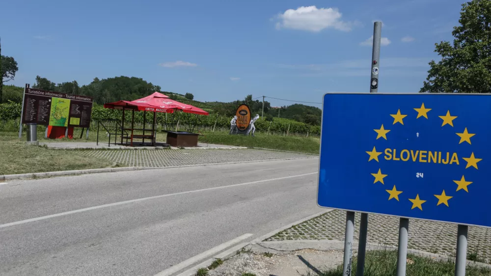 ﻿- 19.07.2017 – prazne stojnice za prodajo breskev - Goriška Brda - obiranja sezonskega sadja – breskve  //FOTO: Luka Cjuha.