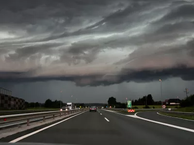 - Nevihta, nevihtni oblak. Štajerska avtocesta Maribor - Ljubljana- 19.07.2023 – vreme - oranžno opozorilo za celotno Slovenijo – nevihtni pas - nevihte //FOTO: Bojan Velikonja