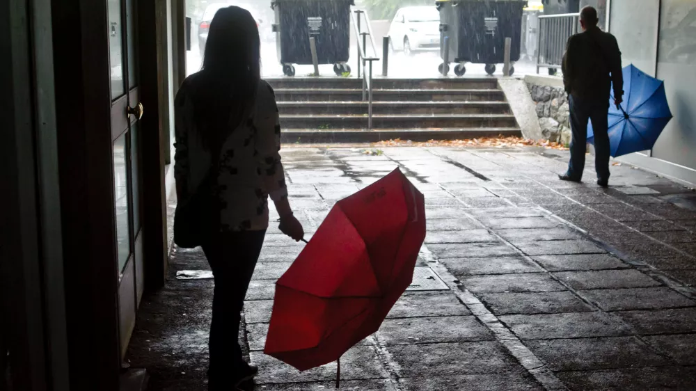 ﻿simbolična fotografija - dež,vremenska slika - vreme,čakanje - podhod - dežniki - zaveterje - neurje - zavetje   - močno jesensko deževje v Ljubljani 2013-    //FOTO: Tomaž Zajelšnik