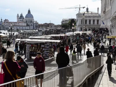 - množični turizem- 18. 04. 2024 - mednarodni grafični bienale - Benetke, Italija //FOTO: Jaka Gasar