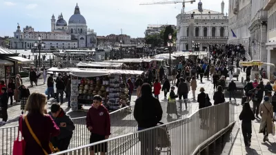 - množični turizem- 18. 04. 2024 - mednarodni grafični bienale - Benetke, Italija //FOTO: Jaka Gasar