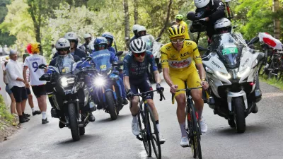 Cycling - Tour de France - Stage 20 - Nice to Col de la Couillole - Nice, France - July 20, 2024 UAE Team Emirates' Tadej Pogacar wearing the yellow jersey and Team Visma | Lease a Bike's Jonas Vingegaard in action during stage 20 REUTERS/Stephane Mahe