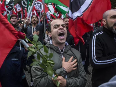 ﻿- povorka neofašistov po goriških ulicah - Italijanska neofašistična skupina CasaPound  - 23.05.2015 Gorica - Fašistični in antifašistični shod ob 100. obletnici vstopa Italije v 1. svetovno vojno pod geslom "Nekateri Italijani se ne predajo!", da bi slavili vojno ter smrti milijonov izkoristili za lastno promocijo - italijansko fašistično gibanje Casa Pound izvedlo shod v Gorici in drugi protifašistični antimilitaristični shod kot odgovor na shod fašističnega gibanja v organizaciji deželnega protifašističnega laboratorija kot miroljubno protimanifestacijo - zborovanje - prtestni shod - nacionalne demonstracije - manifestacija //FOTO: Jaka Gasar