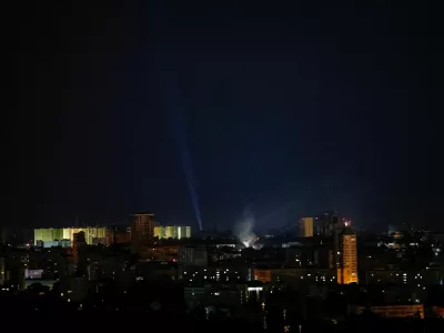 Ukrainian servicemen use searchlights as they look for drones in the sky over the city during a Russian drone strike, amid Russia's attack on Ukraine, in Kyiv, Ukraine July 21, 2024. REUTERS/Gleb Garanich